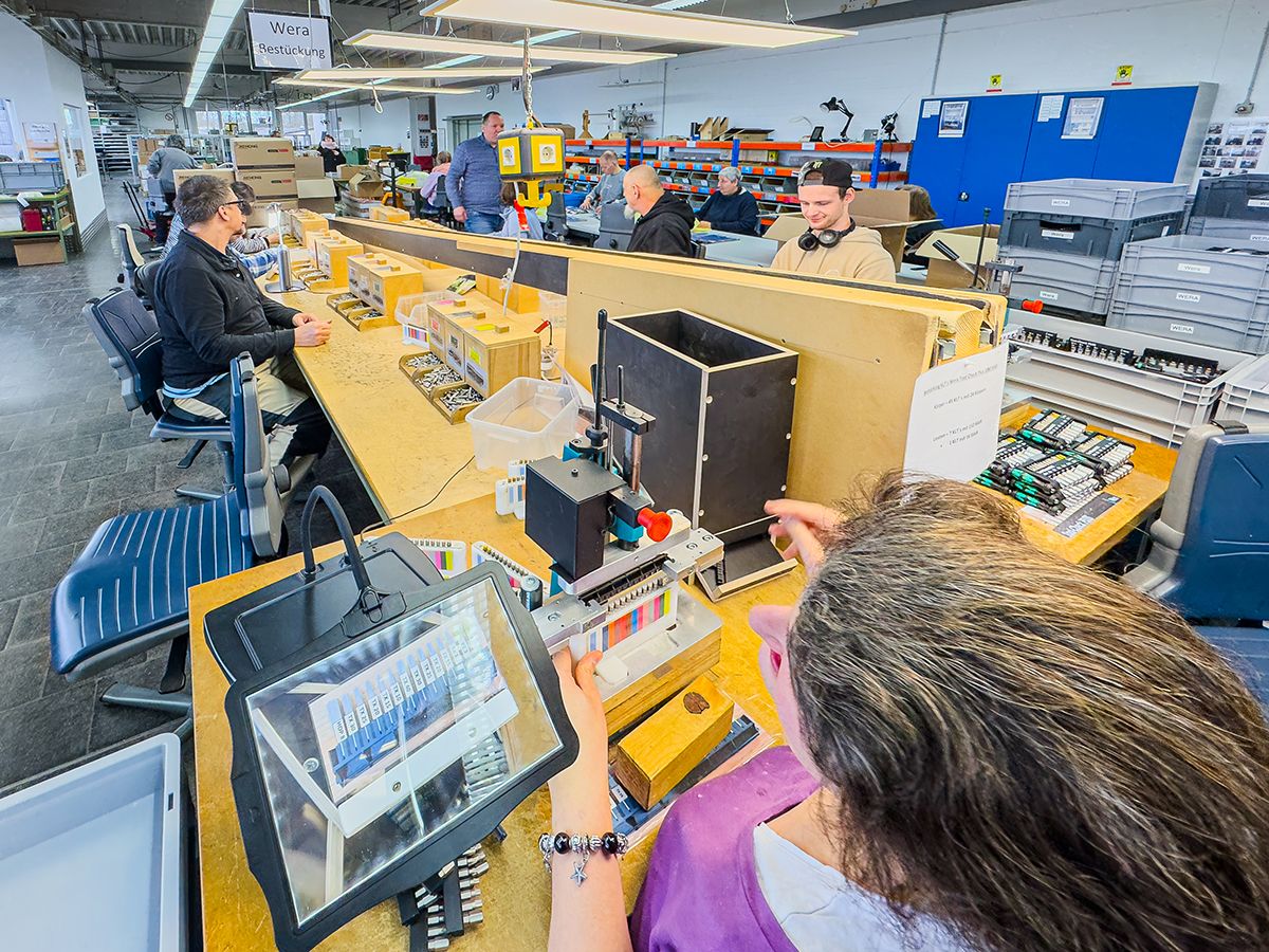Menschen arbeiten in einer Werkstatt nach Bildvorgaben